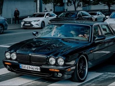 Один із 1100: у Києві засвітився лімітований британський спорт-седан