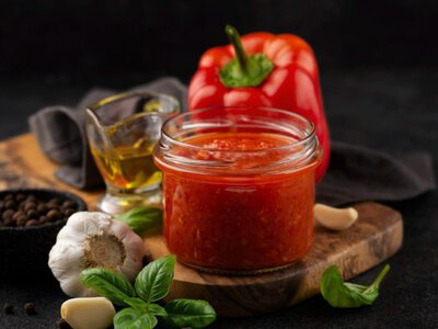 Гостра аджика з яблуками на зиму: простий рецепт ароматної заготівлі