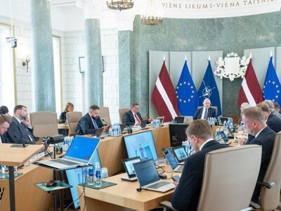 Прем’єр Латвії звільнив міністра, якого затримали за кермом напідпитку