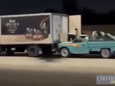 У Каїрі злодії на ходу відкрили вантажівку й украли 105 кг курятини — пограбування зняли на відео