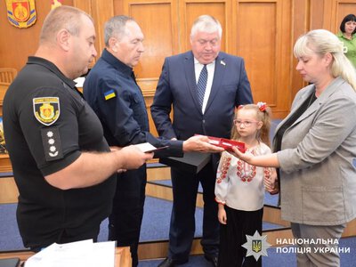 На Кіровоградщині родині загиблого поліцейського Вадима Захаренка вручили державну відзнаку