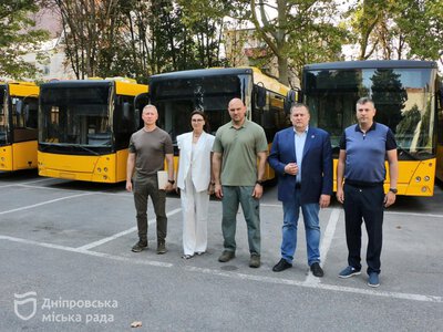Колись так підтримали нас: Філатов про передання 7 автобусів для Одеси, де атаки рф спричиняють проблеми з електротранспортом