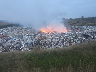 У Снятині загорілося сміттєзвалище: не виключають підпал