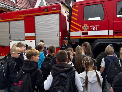 Офіцери-рятувальники Калущини провели інтерактивний урок безпеки для школярів Долинщини
