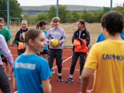 Гравчині жіночого ФК Ужгород проводять уроки фізкультури для ужгородських школярів