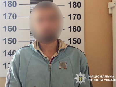 На Хмельниччині під час сварки через ревнощі чоловік кинув сокиру в голову знайомого