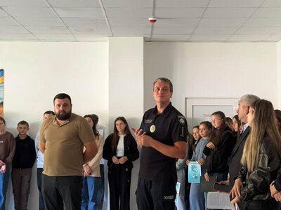 У школі на Рахівщині лінійка почалася з поліції та соцслужб: що закликають негайно зробити дітей?