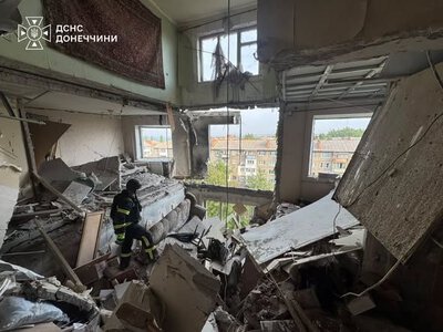  У Слов'янську рятувальники витягли чоловіка з-під завалів після удару дрона по дев'ятиповерхівці 