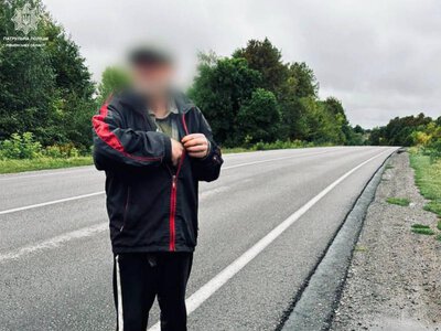 На Рівненщині 66-річний чоловік ішов проїзною частиною: патрульні винесли постанову