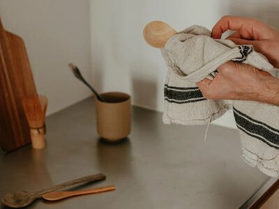 Як ефективно випрати кухонні рушники від плям та запахів