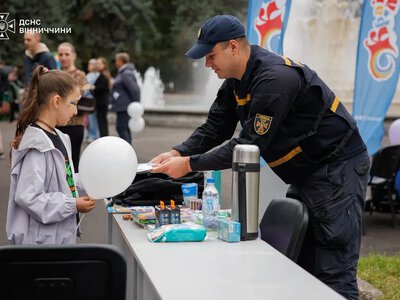 Рятувальники показали у Вінниці, як діяти у небезпечних ситуаціях