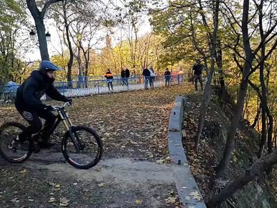«Небезпечні стрибки чи перевищення повноважень?»: у мережі сперечаються через затримання велосипедиста у Києві