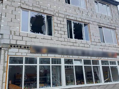 Пошкоджено 10 магазинів, 15 будинків та адмінбудівлі: наслідки ворожої атаки на Прилуки (Фото)