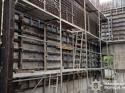 У Славуті з висоти 10 метрів впав чоловік: поліція розслідує обставини його загибелі