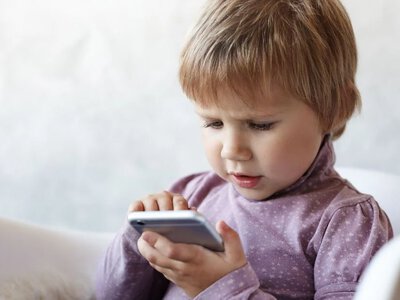 Телефон замість гри: скільки часу перед екраном безпечно для дитини до 5 років і як уникнути залежності - Simya