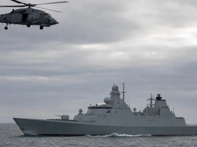Російський фрегат випустив сигнальні засоби в бік данського військового вертольота