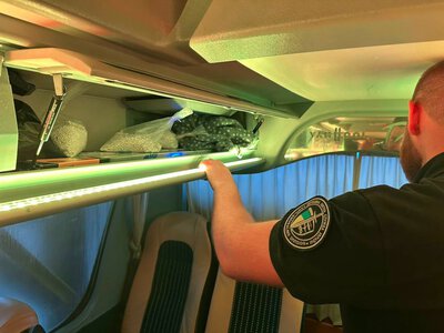 Понад 20 кг срібла сховали серед речей пасажирів: на Закарпатті викрили водія автобуса