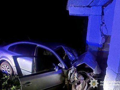 На Буковині в ДТП загинув 31-річний пасажир: автівка врізалася в бетонну зупинку