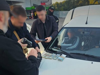 НАБУ і САП викрили двох посадовців податкової у Тернопільській області на хабарях