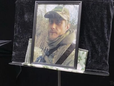 «Толік завжди був поруч біля того, кому була потрібна допомога»: у Кременчуці попрощалися із захисником Анатолієм Остащенком