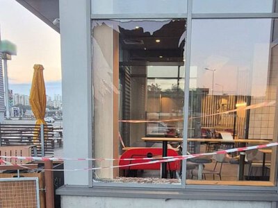 У Києві пошкоджено McDonald's: чи працюватиме заклад надалі та які наслідки атаки
