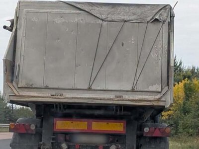 На Рівненщині щебінь з вантажівки висипався на авто, що їхало поруч