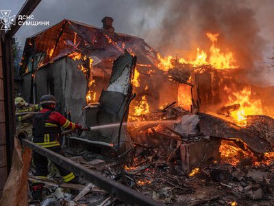 У Сумах ворог атакував житловий сектор: рятувальники ліквідували масштабну пожежу