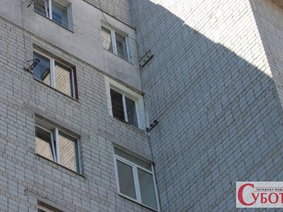 У Житомирі з даху багатоповерхівки впала людина