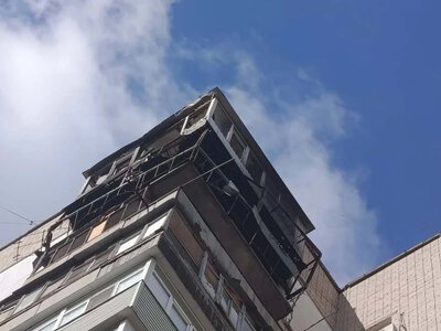  В одному з районів Херсона дрон влучив у багатоповерхівку. ФОТО 