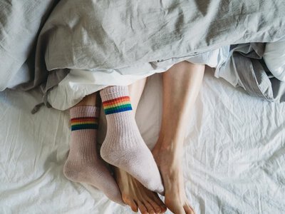 Спати у шкарпетках чи босоніж: що краще для організму