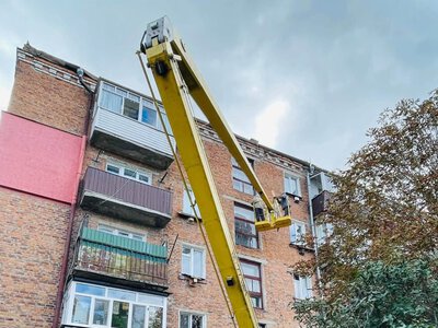 У Кролевці проводять заміну вікон у під’їздах, які були пошкоджені внаслідок російської агресії
