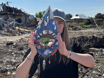 Зруйноване перетворює на символ життя: у Кривому Розі художниця створює пам’ятні артоб’єкти з уламків після російських атак
