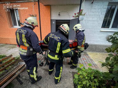 Один випадок — на Білоцерківщині, інший — на Обухівщині: рятувальники двічі допомагали медикам транспортувати хворих