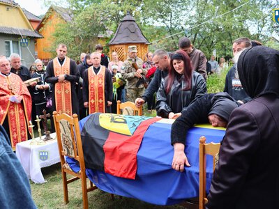 У Порогах провели в останню путь Захисника України Сергія Вірстюка
