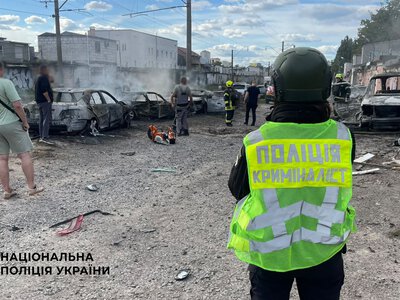 Військова атака в Києві: два поранені, пожежа та уламки