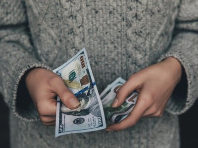 Яким буде курс гривні до долара у 2027 році: бюджетний прогноз уряду та бізнесу різняться