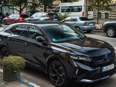У Києві помітили рідкісний Renault із запасом ходу понад 1000 км (ФОТО)