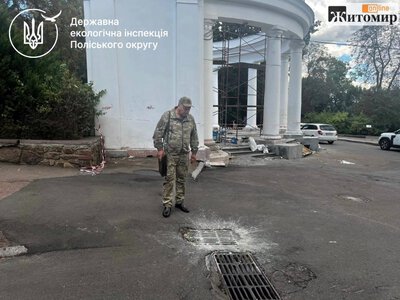 Під час ремонту арки в Житомирі фарбу злили у дощову каналізацію: порушника оштрафували