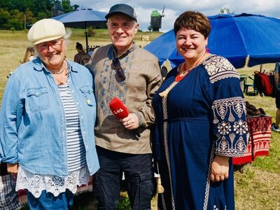 Жителька Чернігівщини пригостила відомого телеведучого 100-річним смаколиком