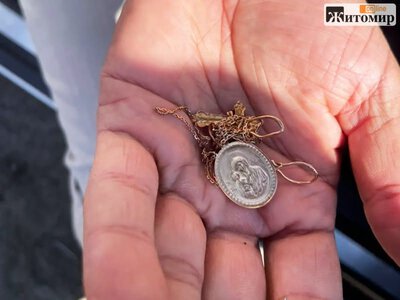 У Звягелі іноземця підозрюють у крадіжці коштовностей у 73-річної жінки
