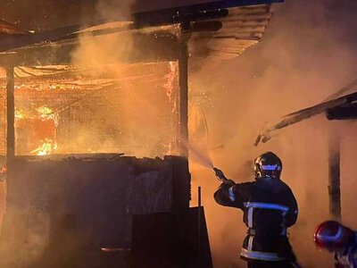 На Вижниччині горів деревообробний цех: вдалося врятувати частину будівлі