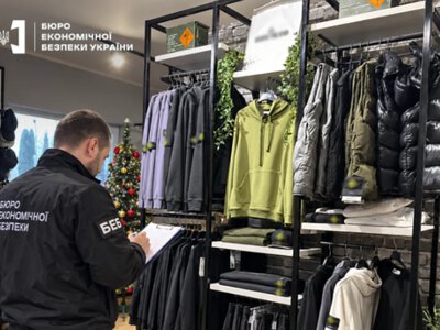 Збитки на 98 мільйонів гривень: на Львівщині викрили виробництво підробленого одягу та електроніки