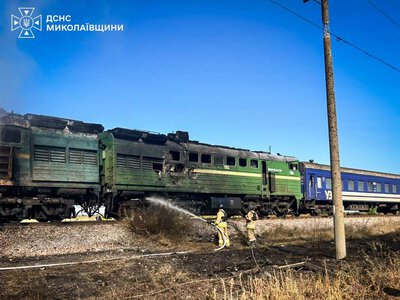 Рятувальники Миколаївщини показали ліквідацію наслідків дронового удару рашистів по поїзду (ФОТО)