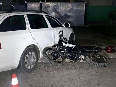 Двоє 14-річних хлопців постраждали в ДТП: автівка під час повороту врізалась у мотоцикл — PMG.ua
