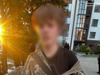У Рівному двоє юнаків розмалювали будівлю драмтеатру