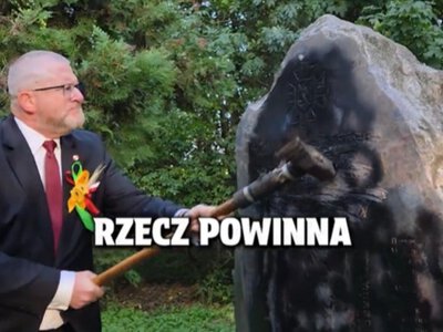 «Це фашист, його місце у в’язниці»: очільник МЗС Польщі відреагував на пошкодження депутатом пам’ятника УПА