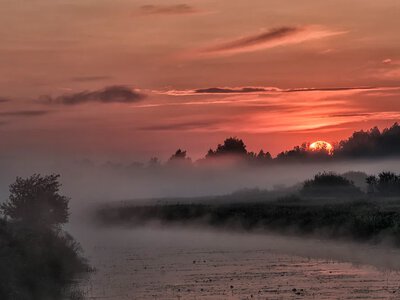 В Україну йдуть осінні тумани - ночі стануть прохолоднішими, а дні ще балуватимуть теплом