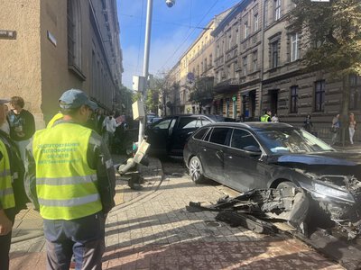 У центрі Львова легковик зніс світлофор