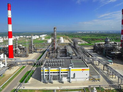 Два НПЗ Роснефти зупинили переробку після атак дронів