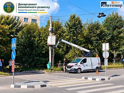 У Бердичеві на Житомирській почали монтувати камеру контролю швидкості: спочатку її тестуватимуть